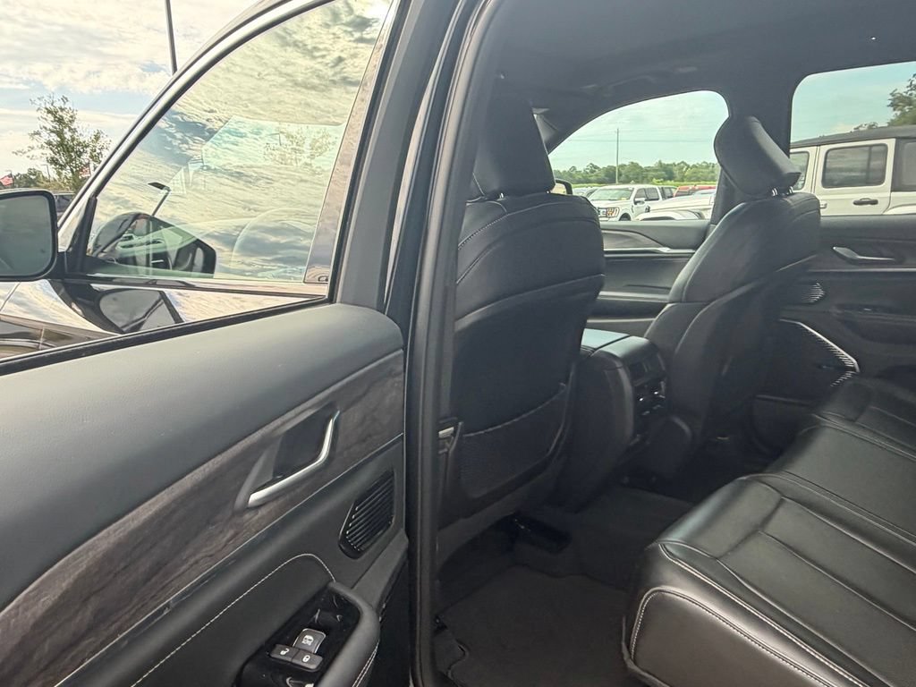 Used 2022 Jeep Grand Cherokee Overland AWD/4WD image 38