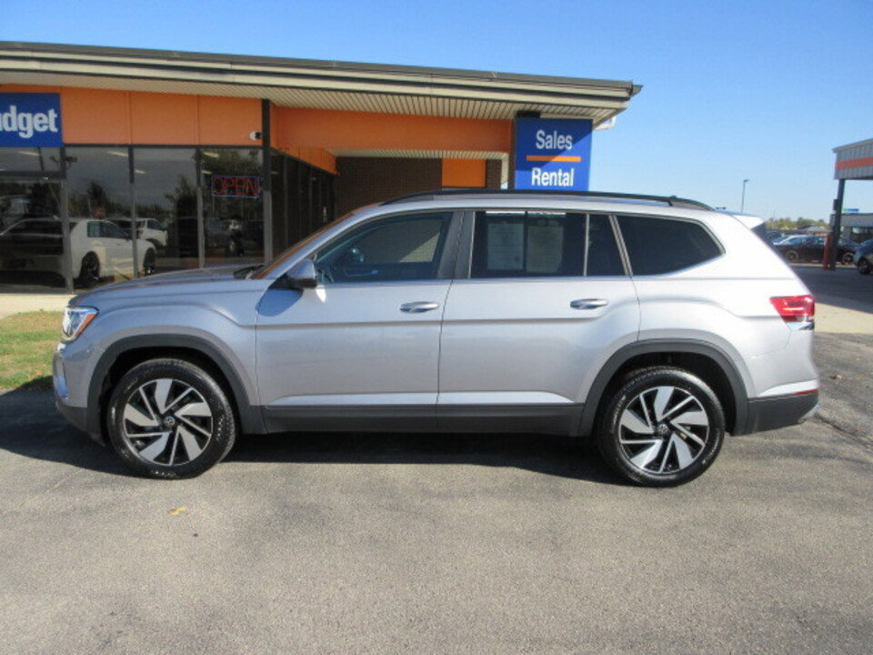 Used 2025 Volkswagen Atlas SE image 2