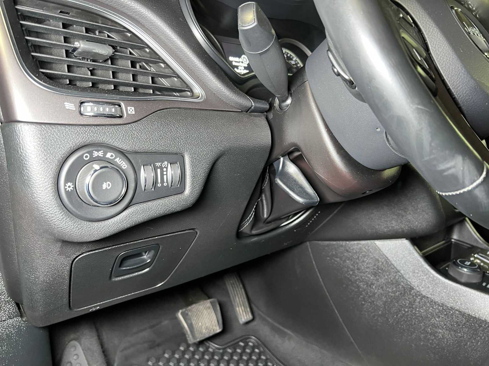 Used 2019 Jeep Cherokee Latitude Plus w/ Cold Weather Group AWD/4WD image 27