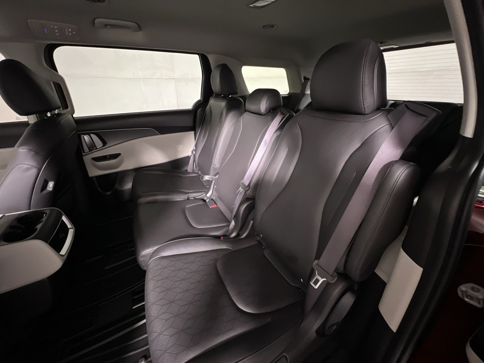 Used 2024 Kia Carnival LX FWD image 23