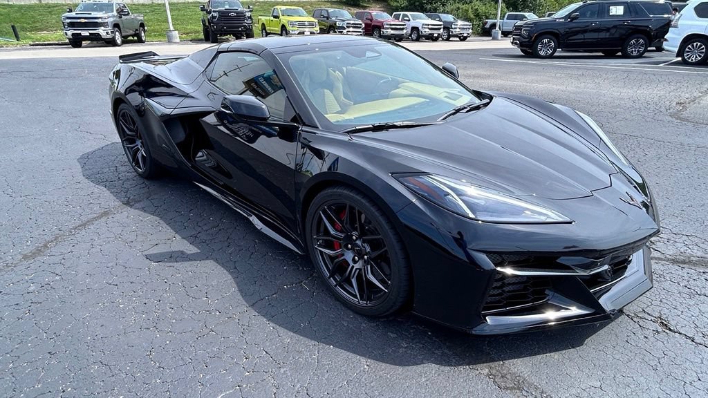 Used 2024 Chevrolet Corvette Z06 RWD image 3