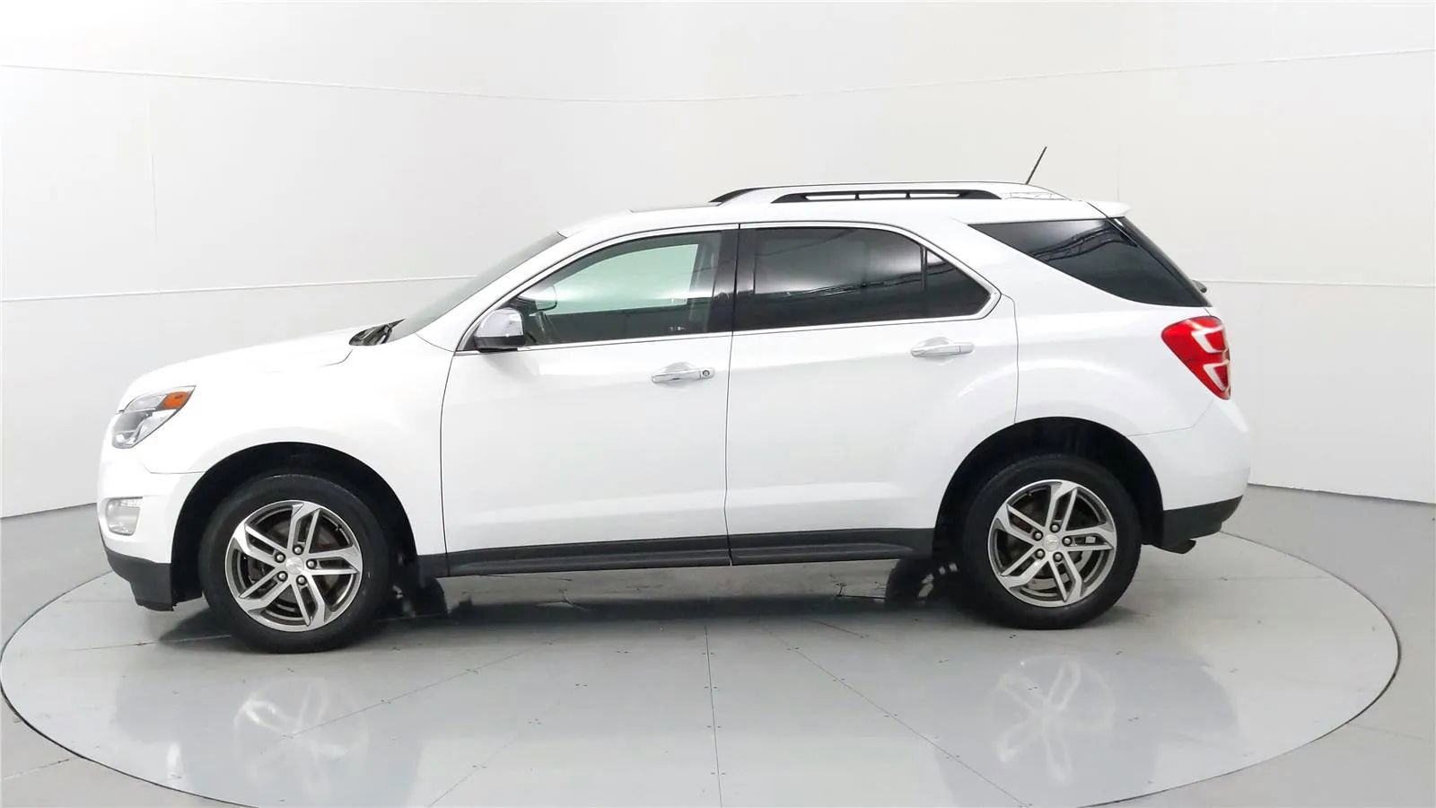 Used 2016 Chevrolet Equinox LTZ w/ Enhanced Convenience Package FWD image 4