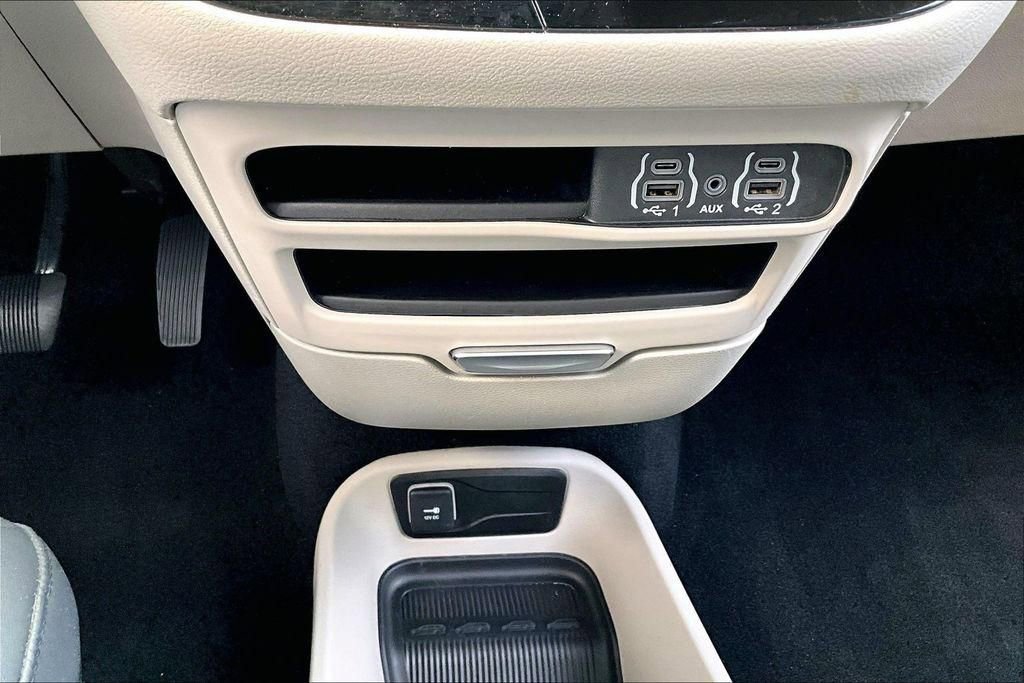 Used 2024 Chrysler Pacifica Touring-L image 33