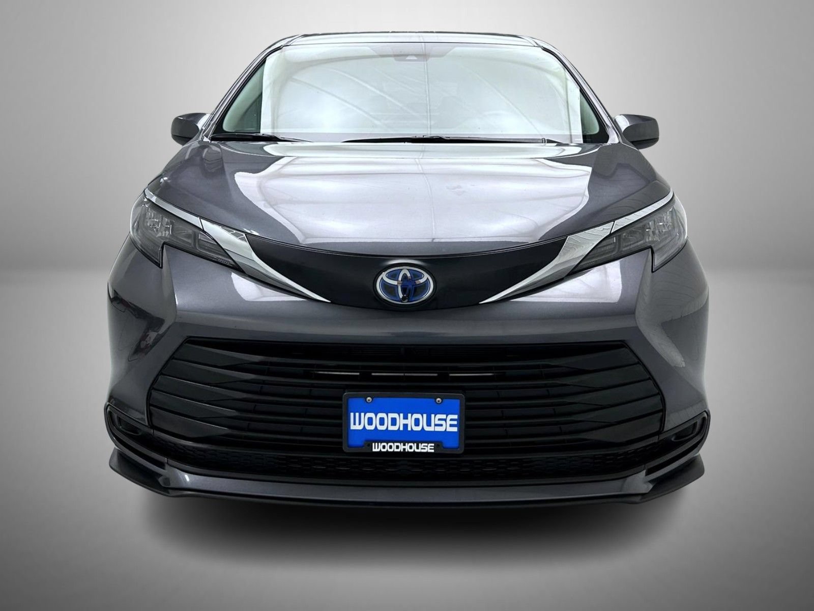 Used 2025 Toyota Sienna LE FWD image 2