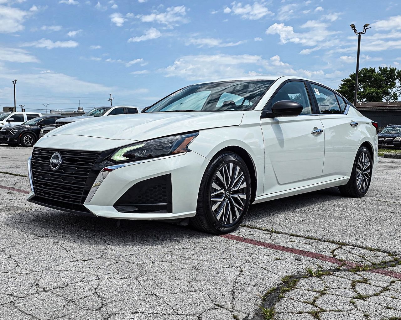 Used 2025 Nissan Altima 2.5 SV FWD image 3