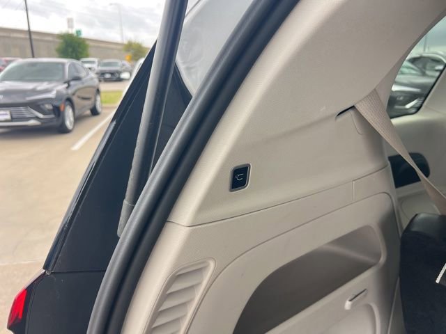 Used 2024 Chrysler Pacifica Touring-L image 18