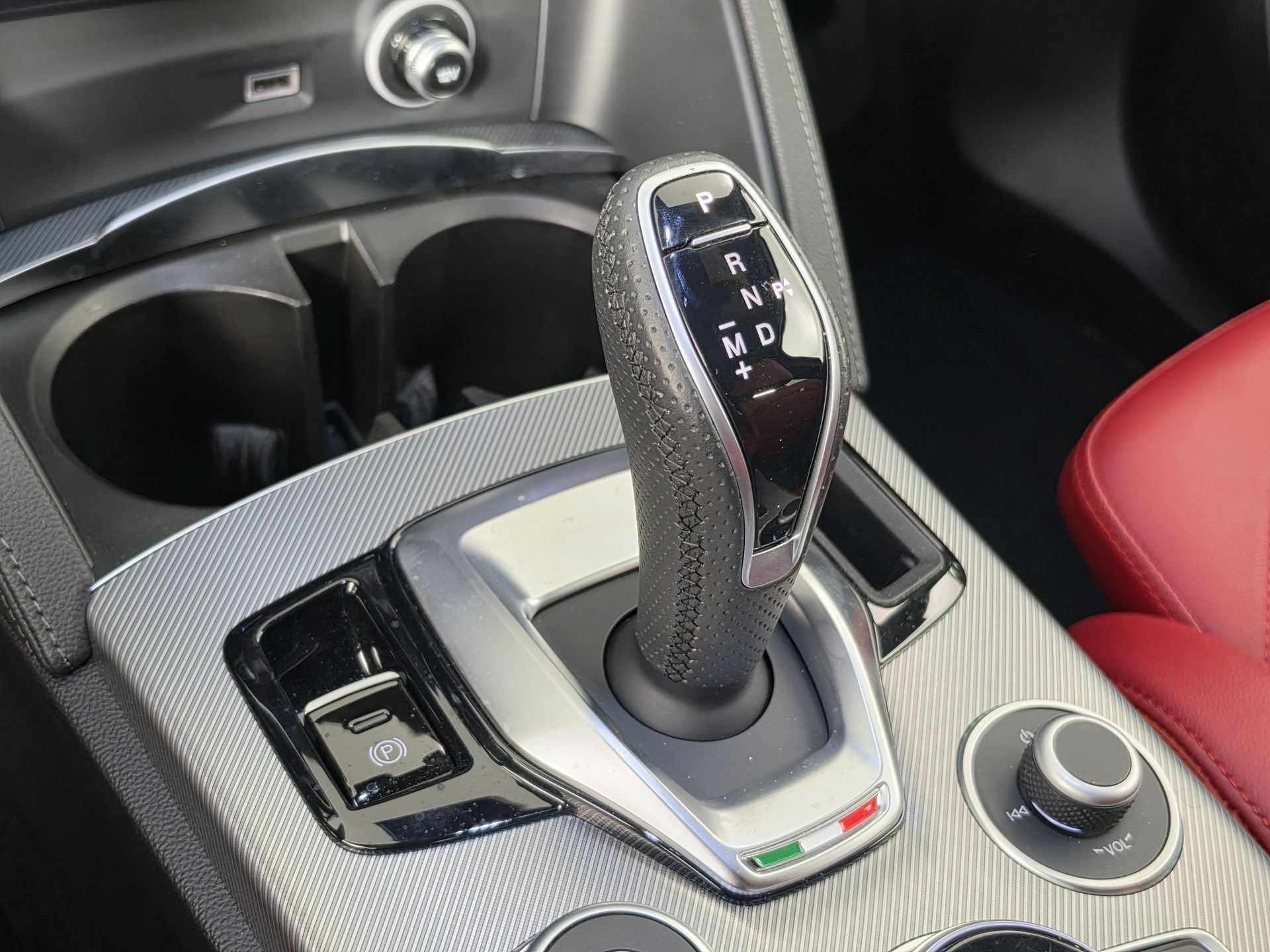 Used 2024 Alfa Romeo Stelvio Veloce AWD/4WD image 30