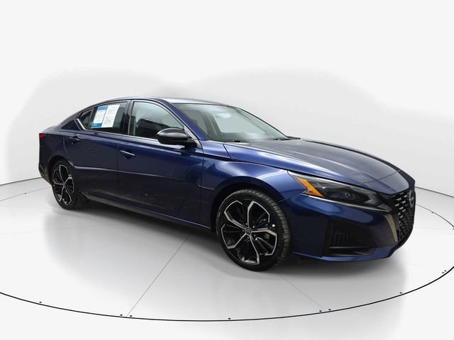 Used 2024 Nissan Altima 2.5 SR w/ SR Premium Package FWD image 3