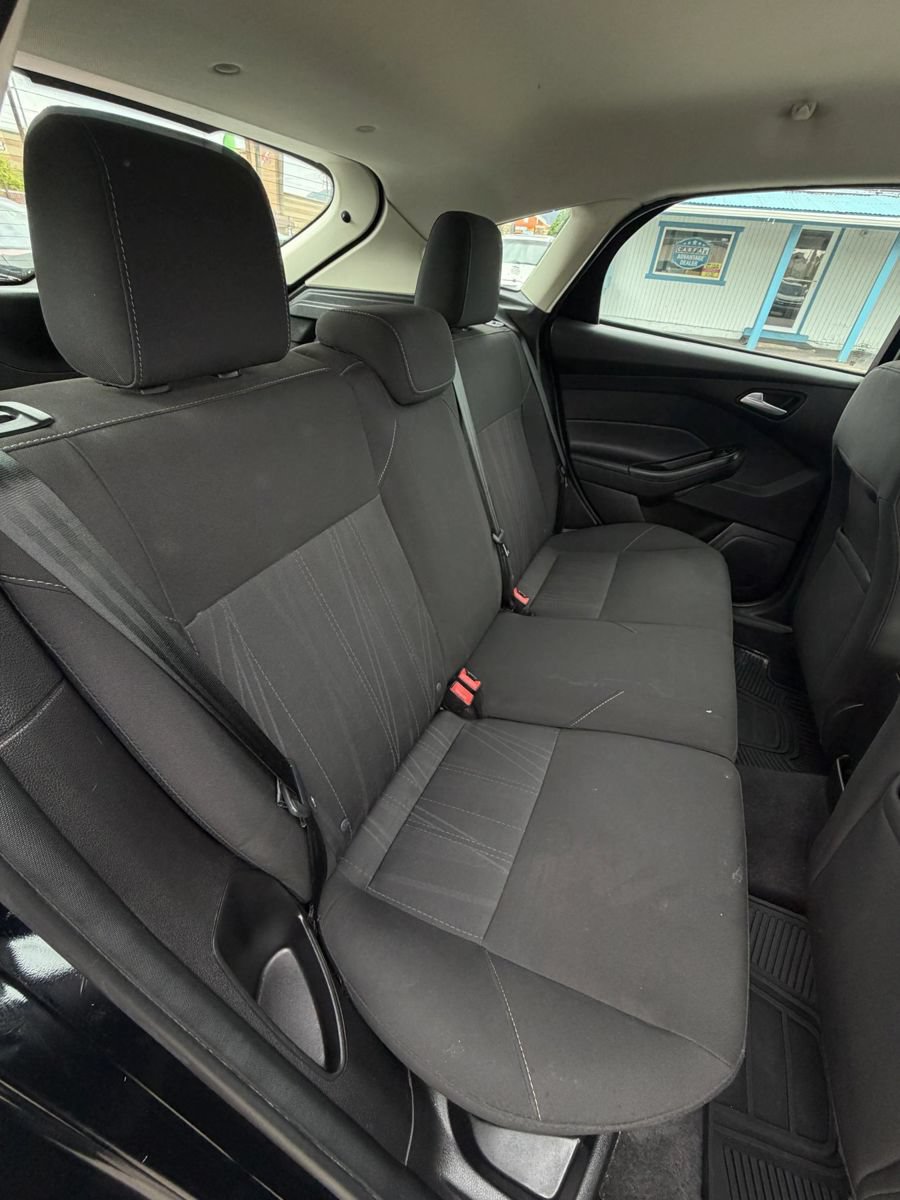 Used 2016 Ford Focus SE w/ SE Cold Weather Package FWD image 13