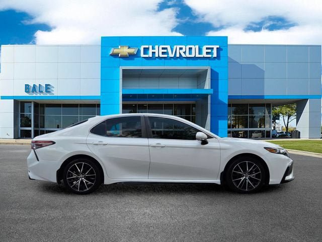 Used 2021 Toyota Camry SE w/ Convenience Package FWD image 2
