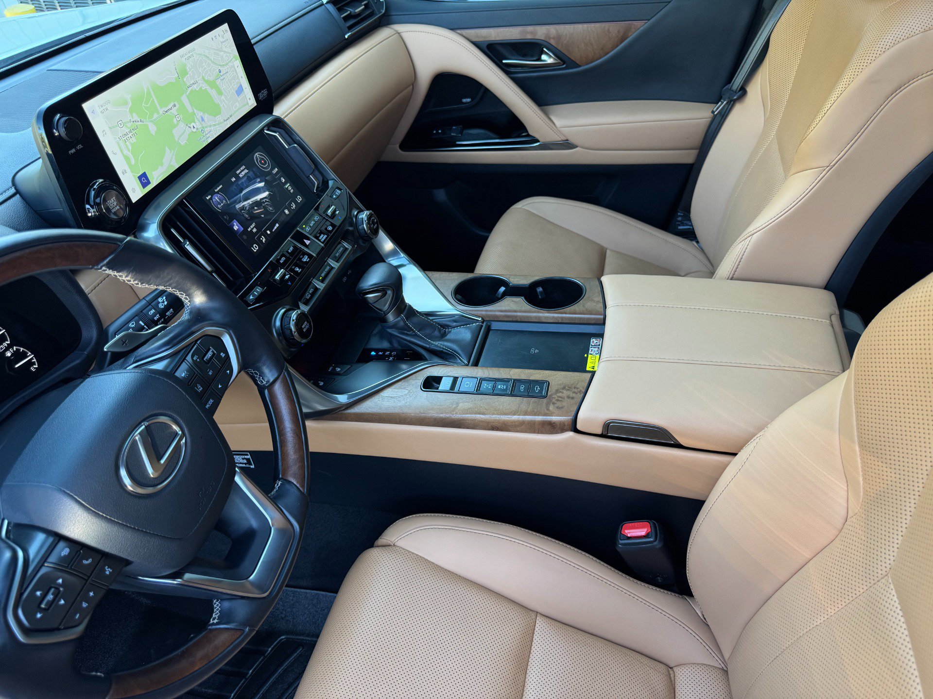 Used 2024 Lexus LX 600 4WD w/ Luxury Package image 12