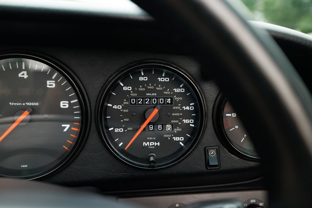 Used 1995 Porsche 911 Carrera RWD image 3