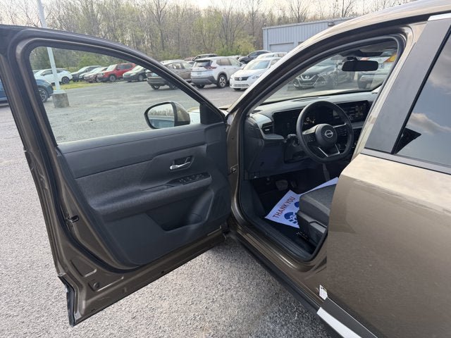 Used 2025 Nissan Kicks SV AWD/4WD image 13
