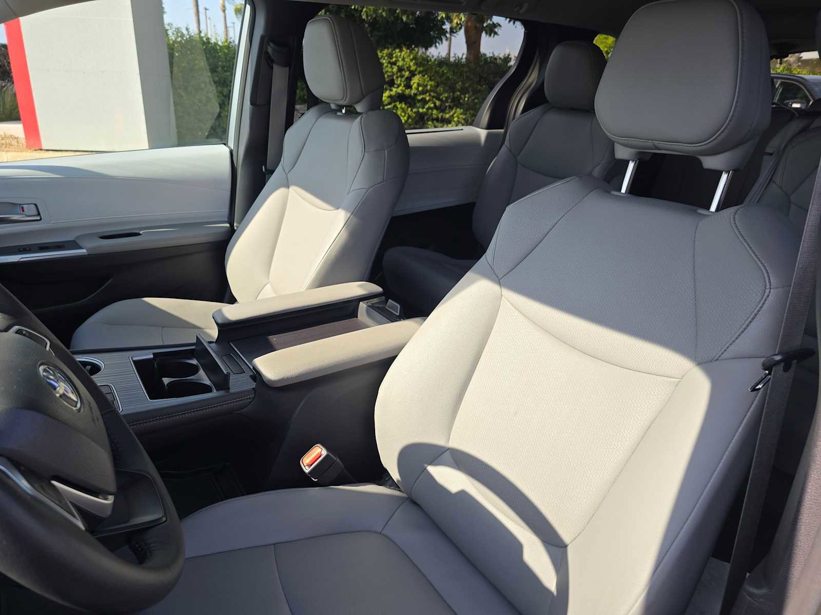 Certified 2025 Toyota Sienna XLE FWD image 25