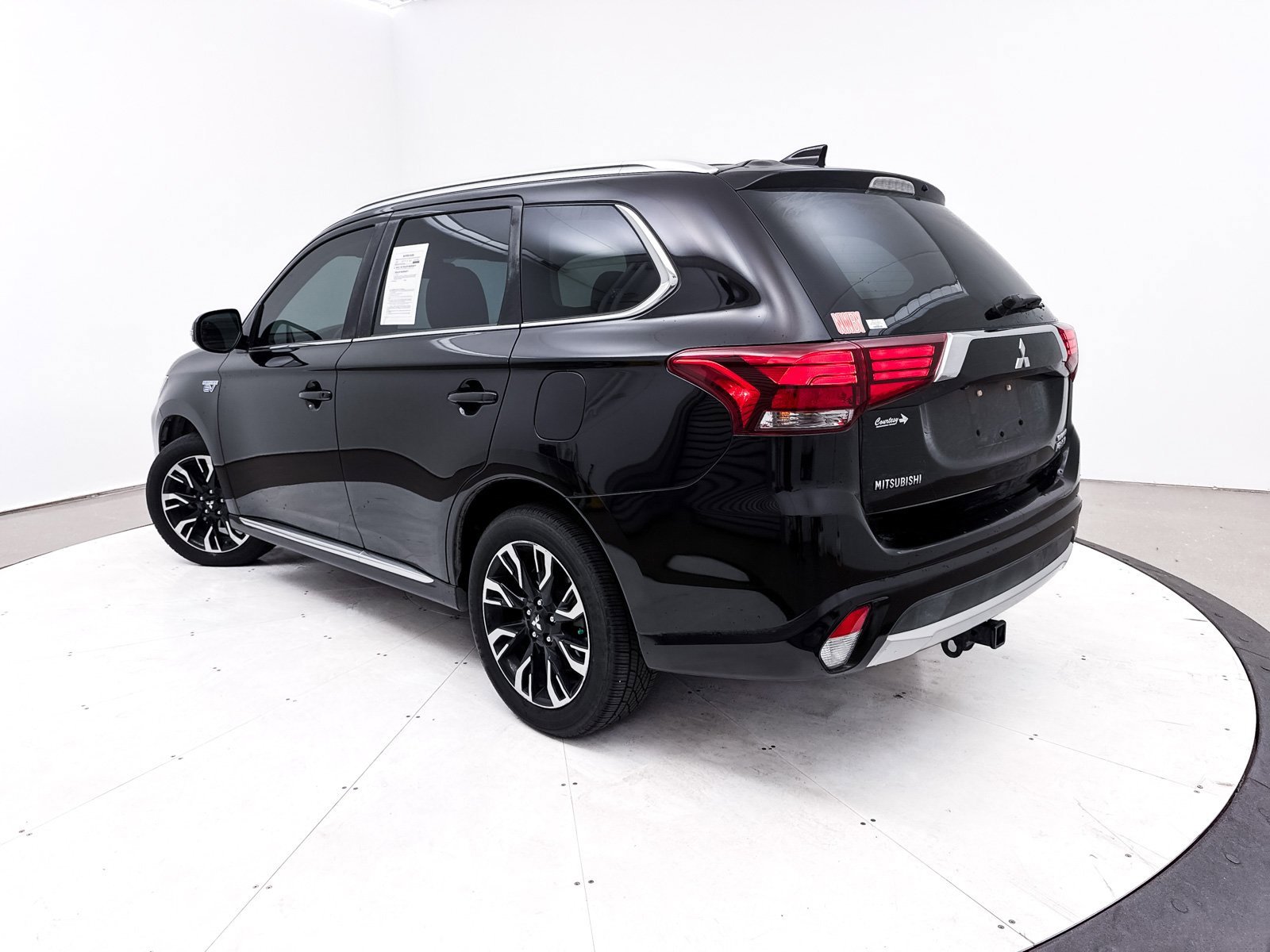 Used 2018 Mitsubishi Outlander SEL image 2