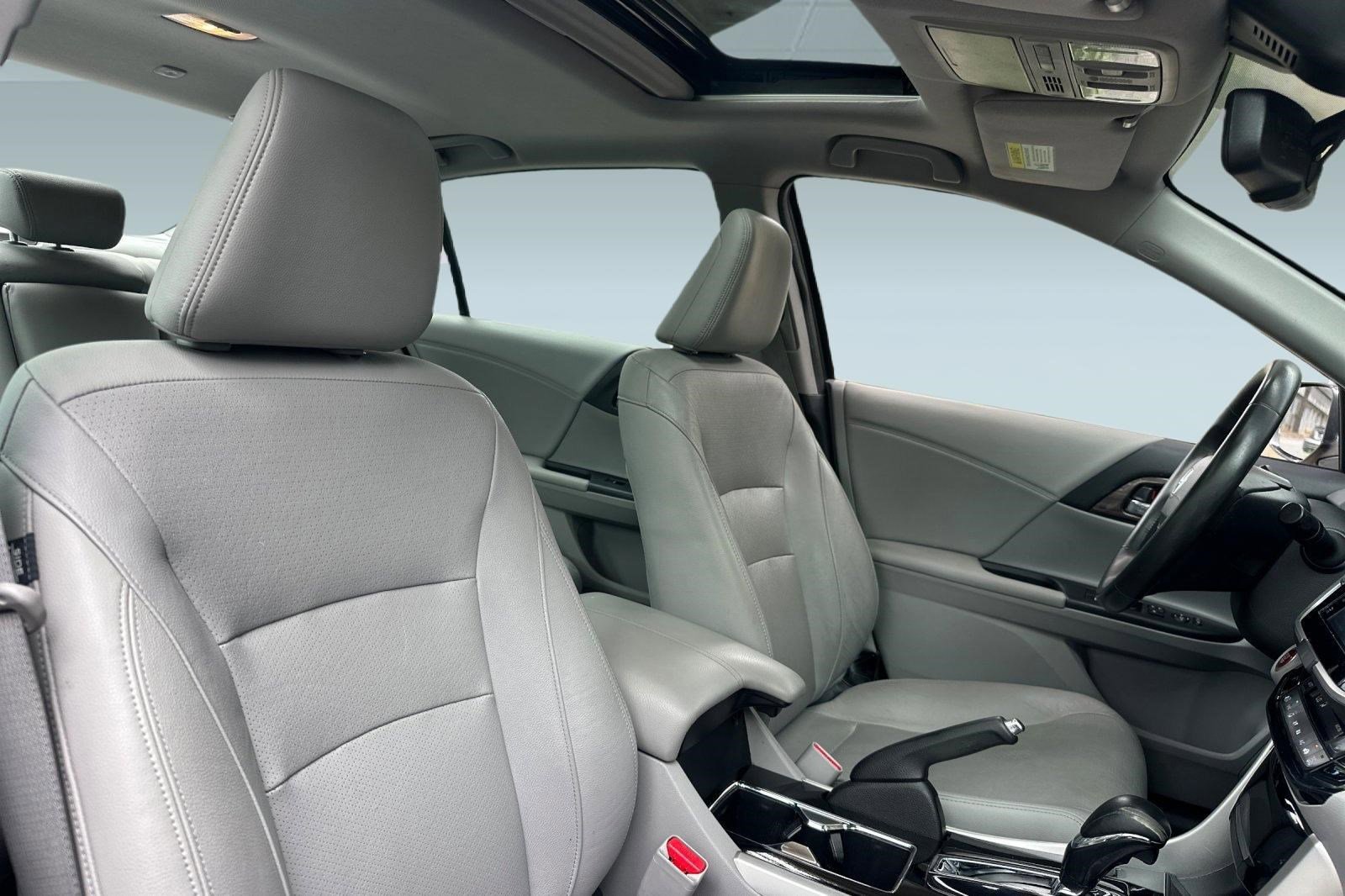 Used 2017 Honda Accord Touring image 32