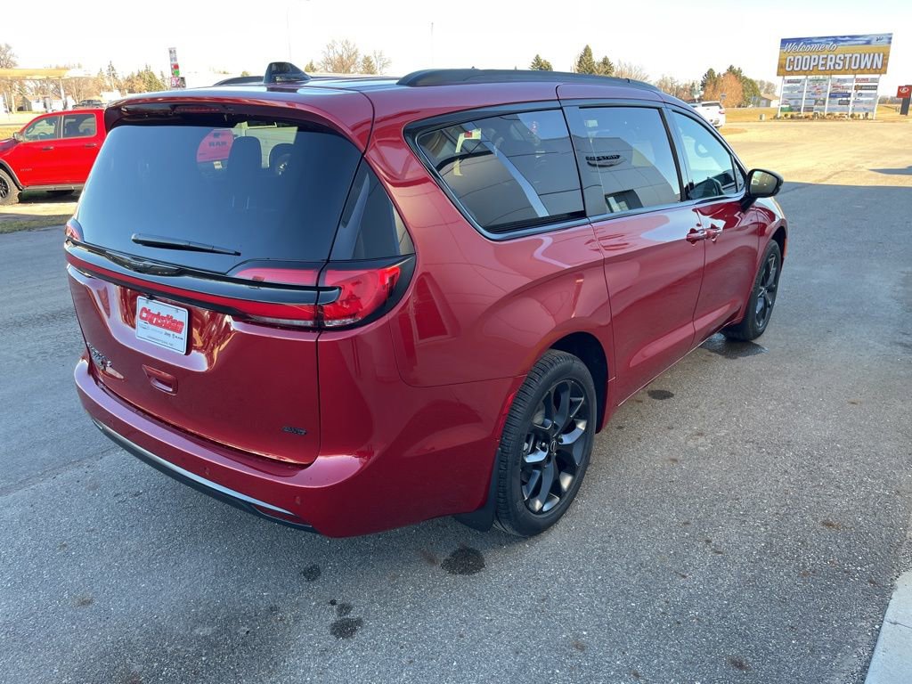 New 2026 Chrysler Pacifica Select w/ S Appearance Package image 5