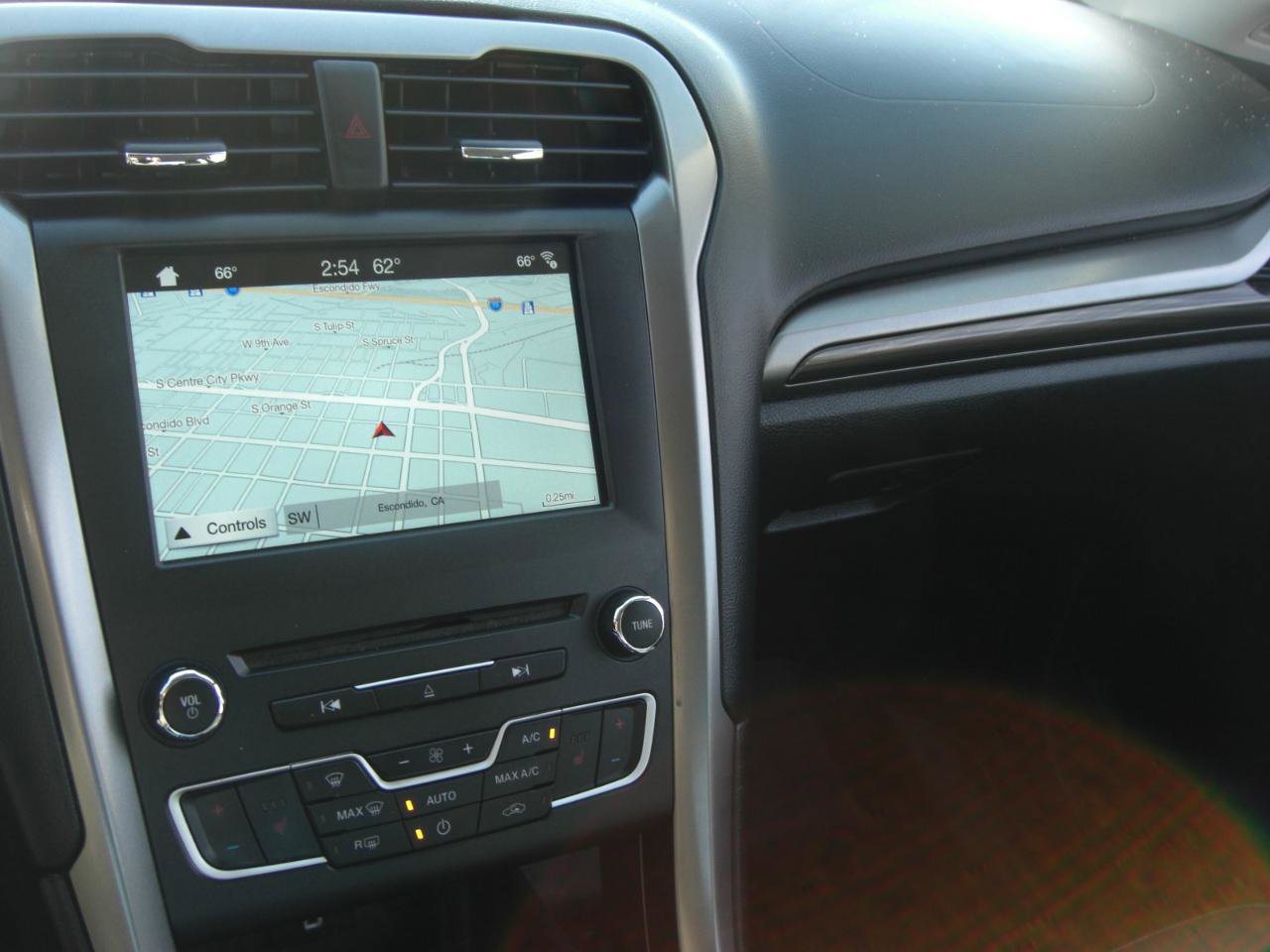 Used 2017 Ford Fusion SE w/ Fusion SE Technology Package FWD image 8