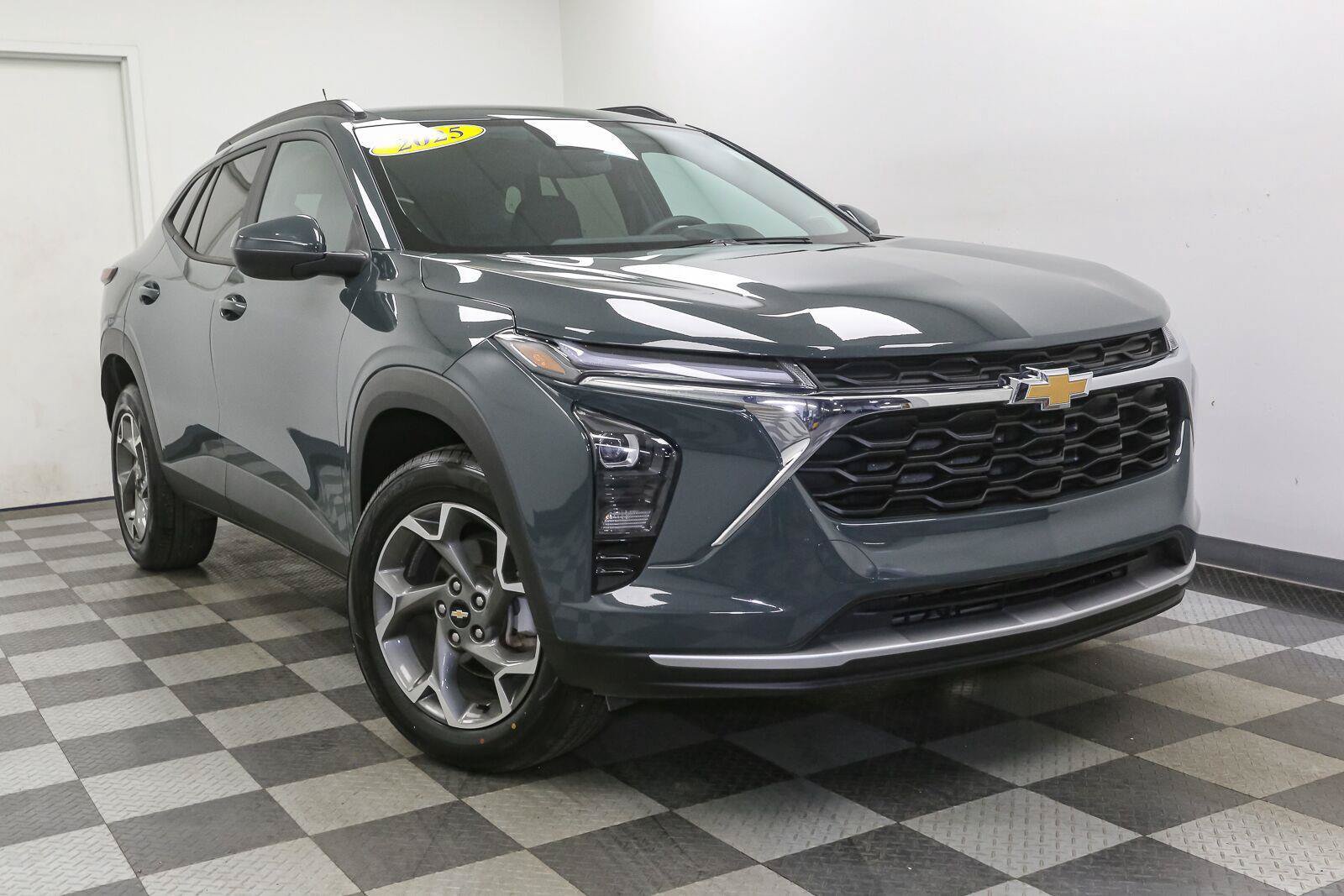 Used 2025 Chevrolet Trax LT FWD image 2