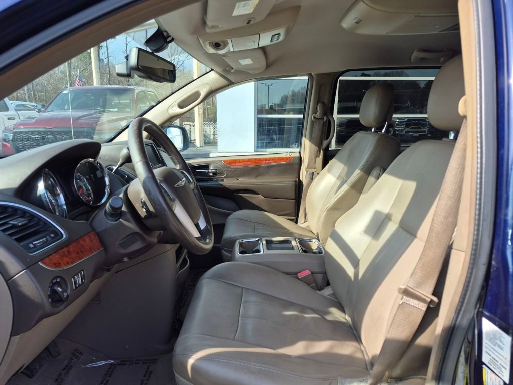 Used 2013 Chrysler Town & Country Touring image 2