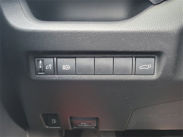 Used 2022 Toyota RAV4 SE image 28