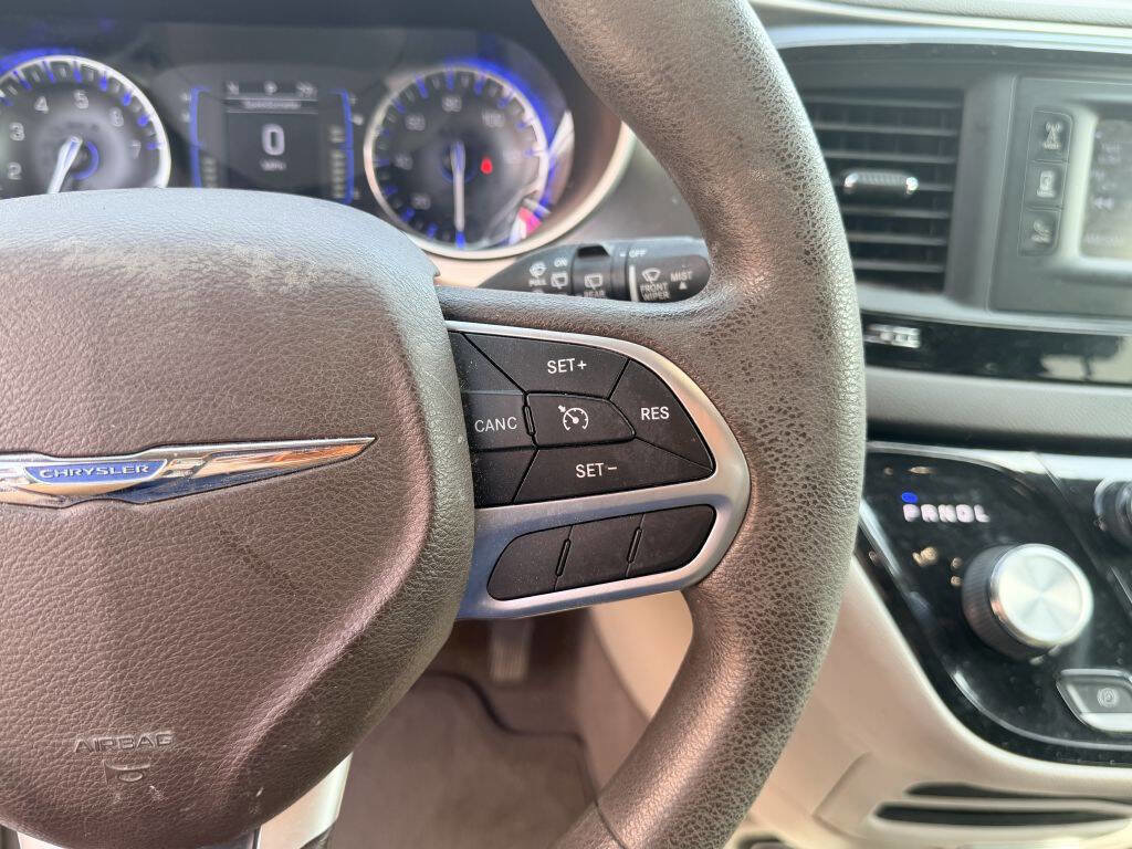 Used 2017 Chrysler Pacifica Touring image 19