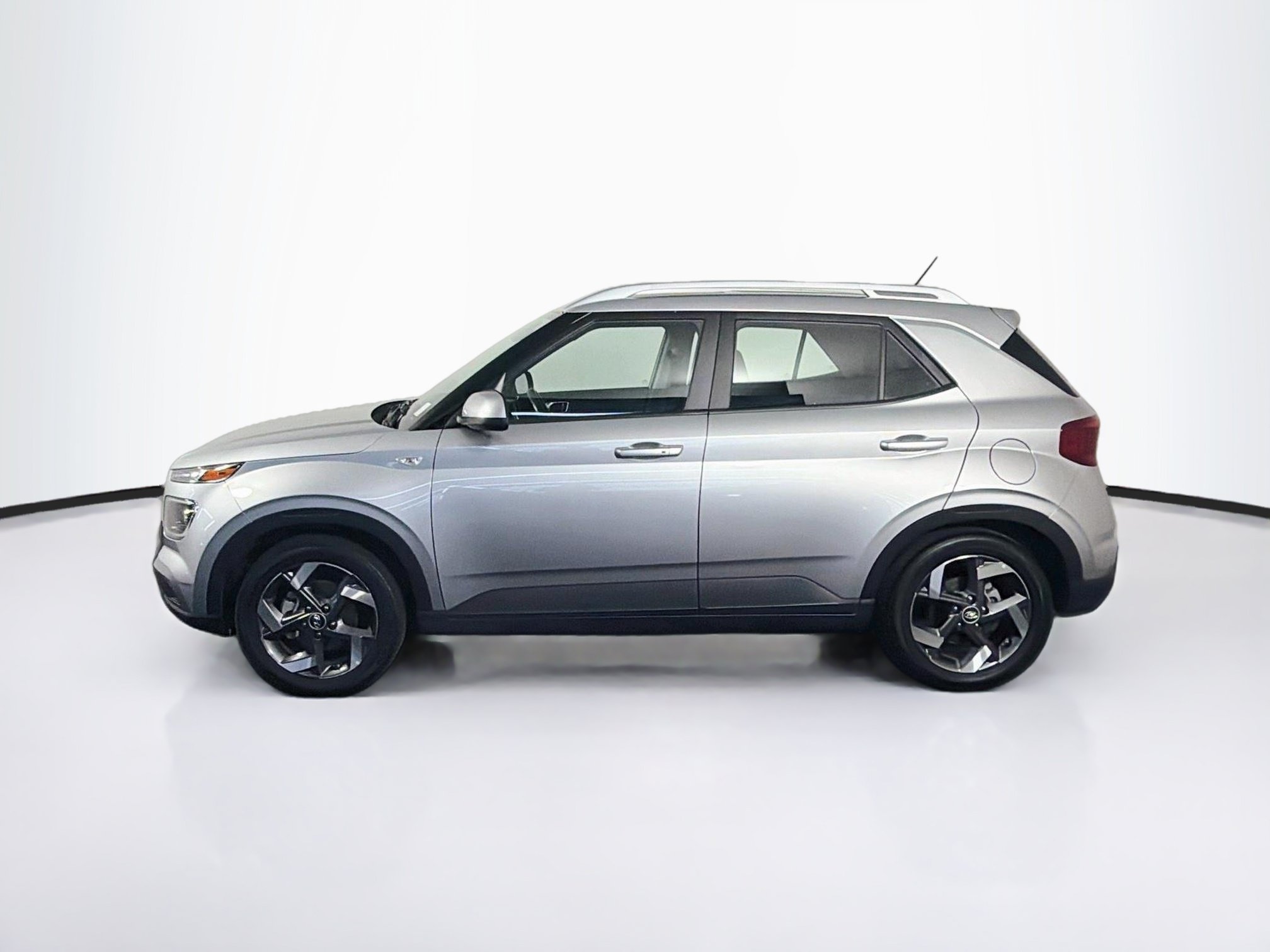 Used 2025 Hyundai Venue SEL FWD image 4