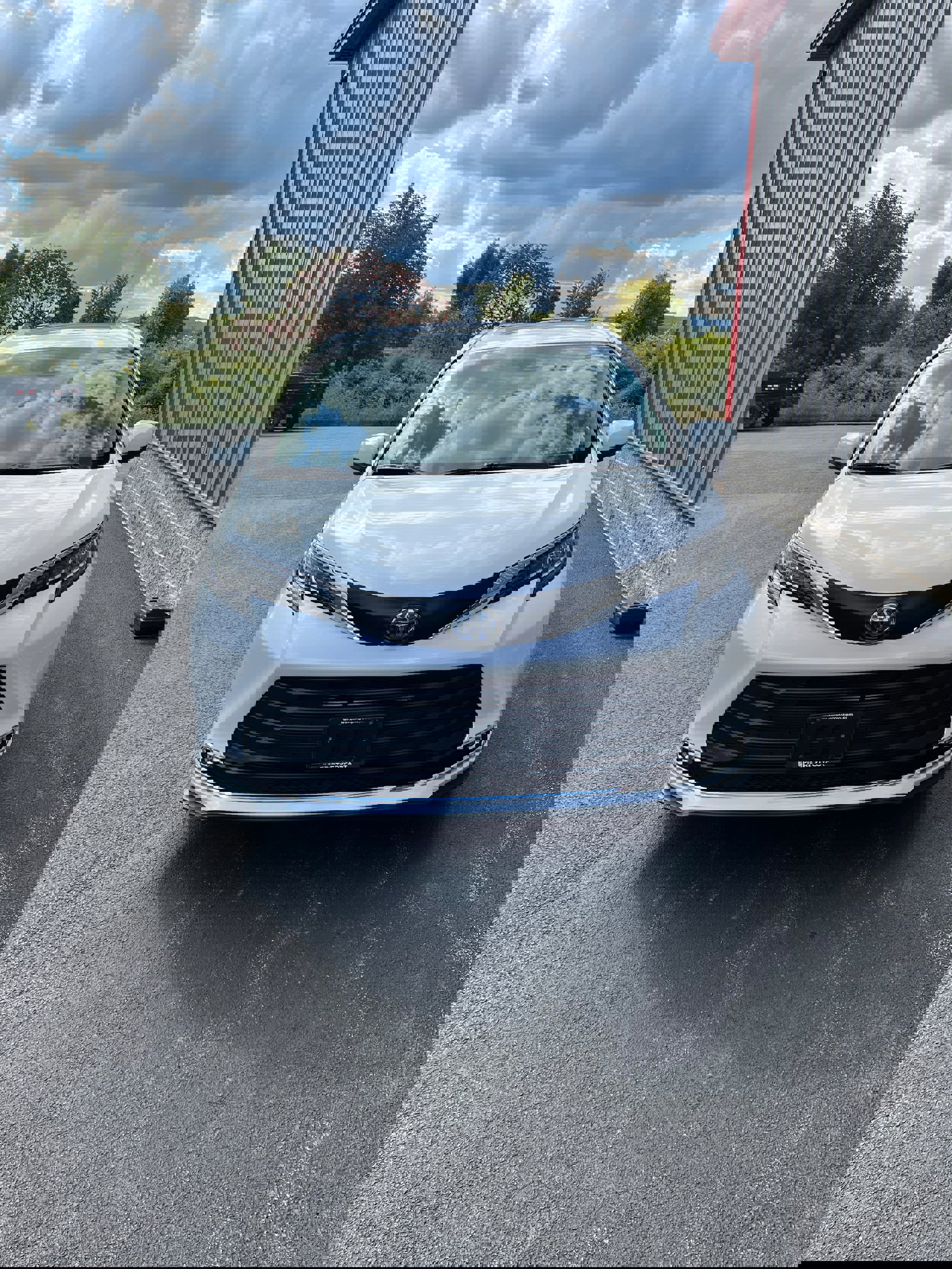 Certified 2022 Toyota Sienna XLE AWD/4WD image 3