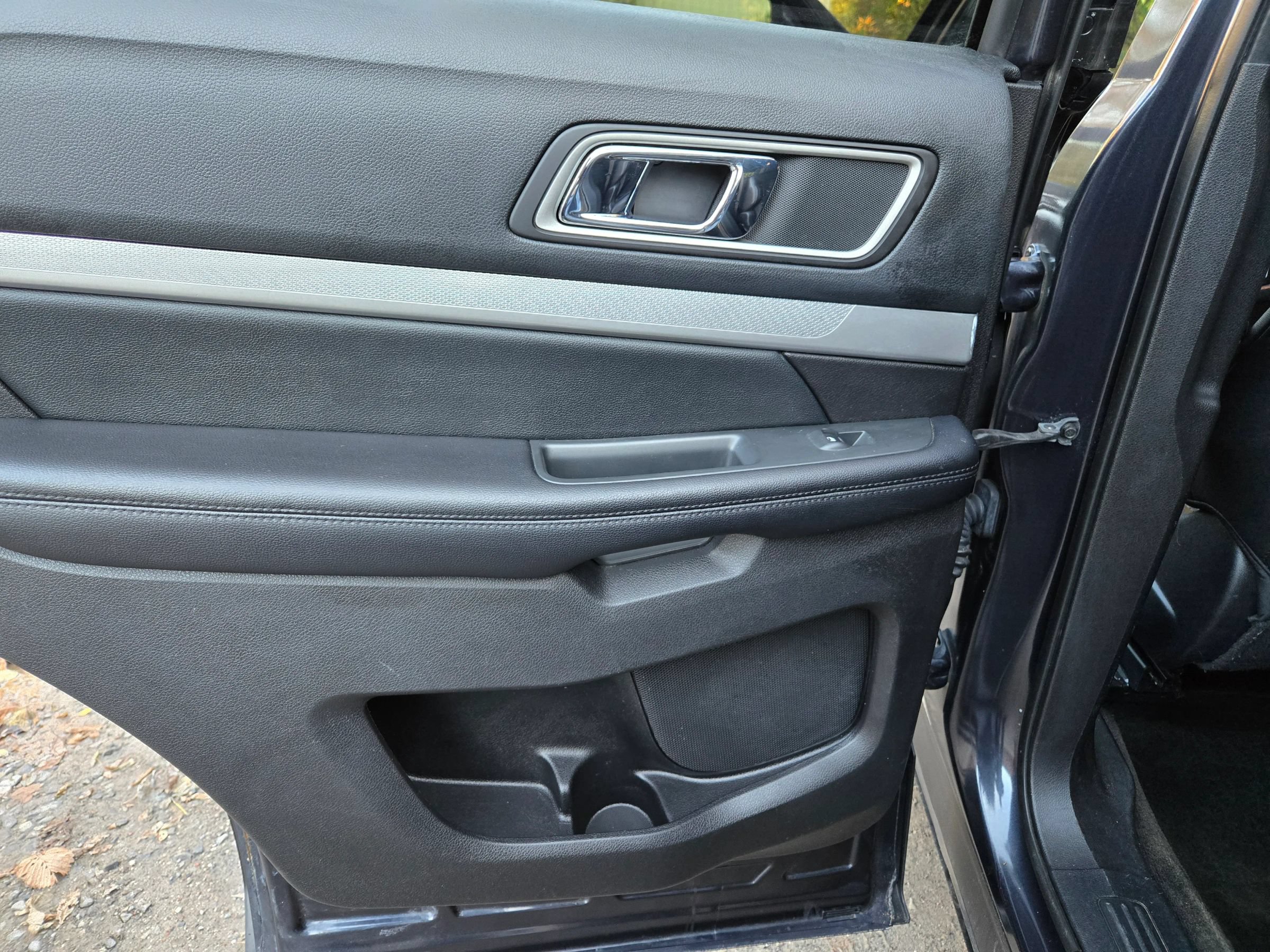 Used 2017 Ford Explorer XLT w/ Equipment Group 202A AWD/4WD image 19