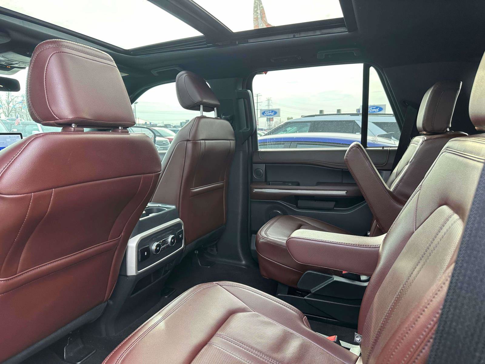 Used 2022 Ford Expedition Limited image 9