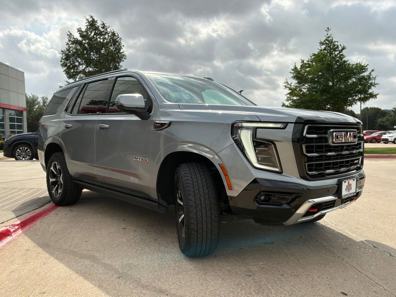 Used 2025 GMC Yukon AT4 w/ AT4 Premium Package AWD/4WD image 4