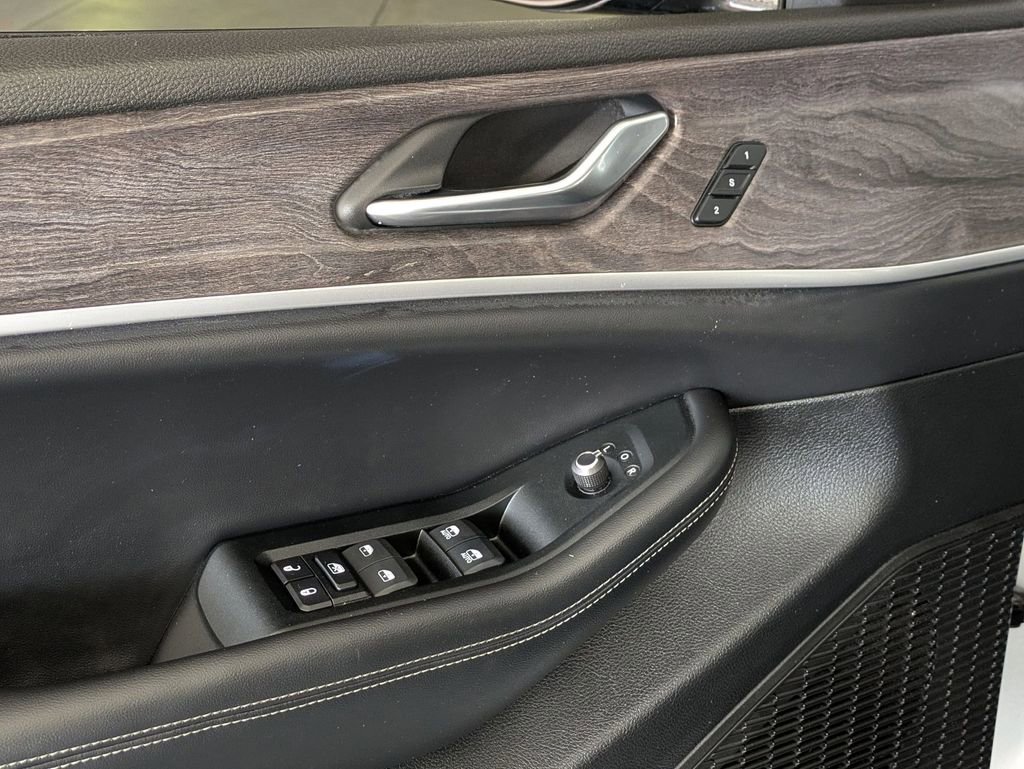 Used 2024 Jeep Grand Cherokee L Limited w/ Luxury Tech Group II image 13