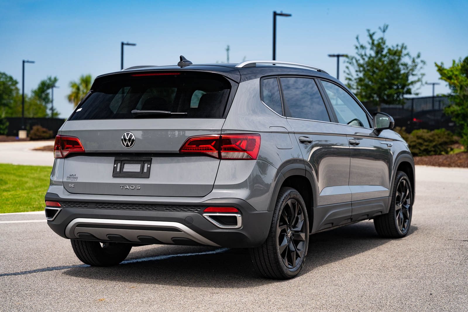 Used 2023 Volkswagen Taos SE w/ Panoramic Sunroof Package FWD image 7