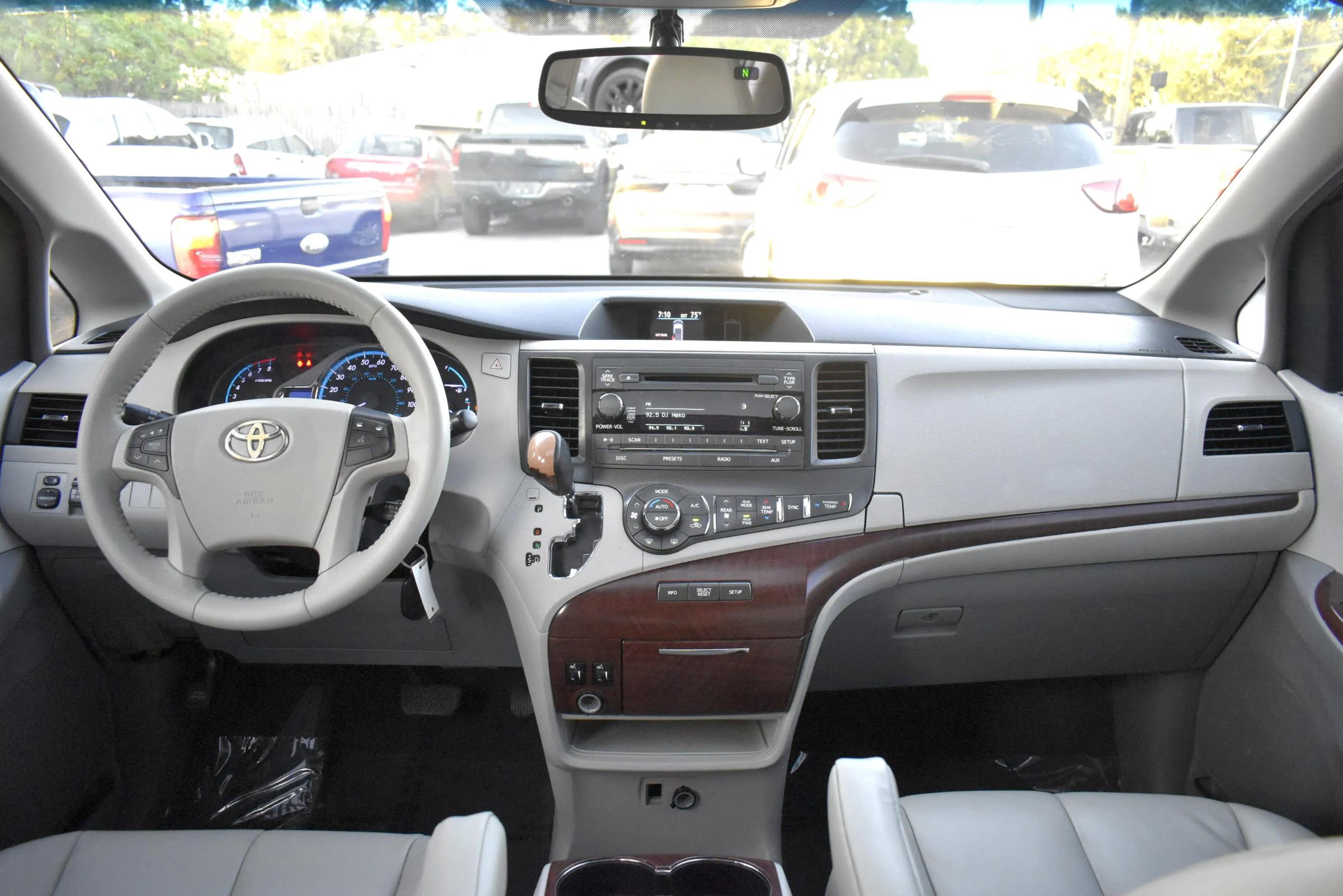 Used 2014 Toyota Sienna XLE image 15