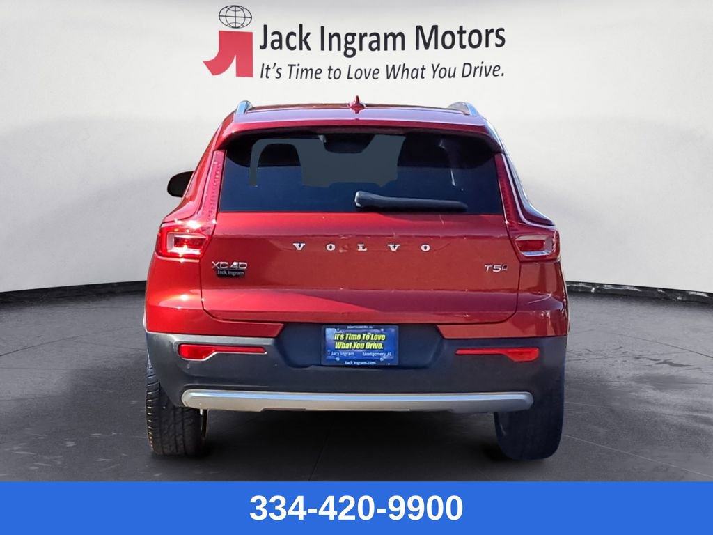 Used 2022 Volvo XC40 T5 Momentum image 4