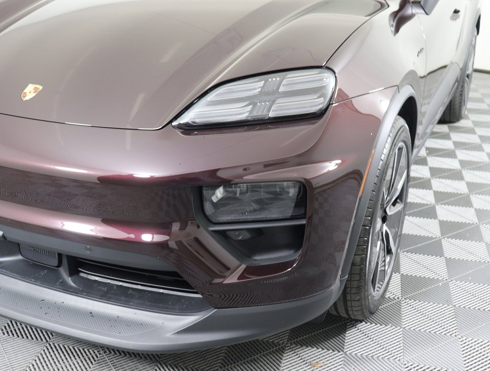 Certified 2025 Porsche Macan 4S Electric AWD/4WD image 13