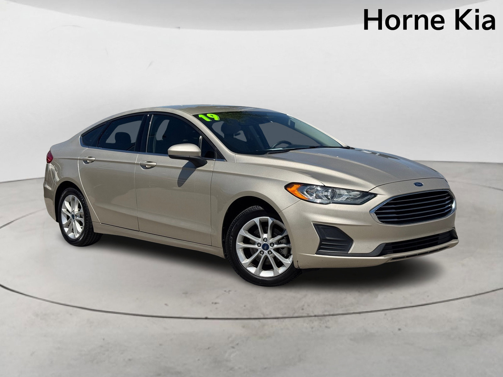 Used 2019 Ford Fusion SE image 2