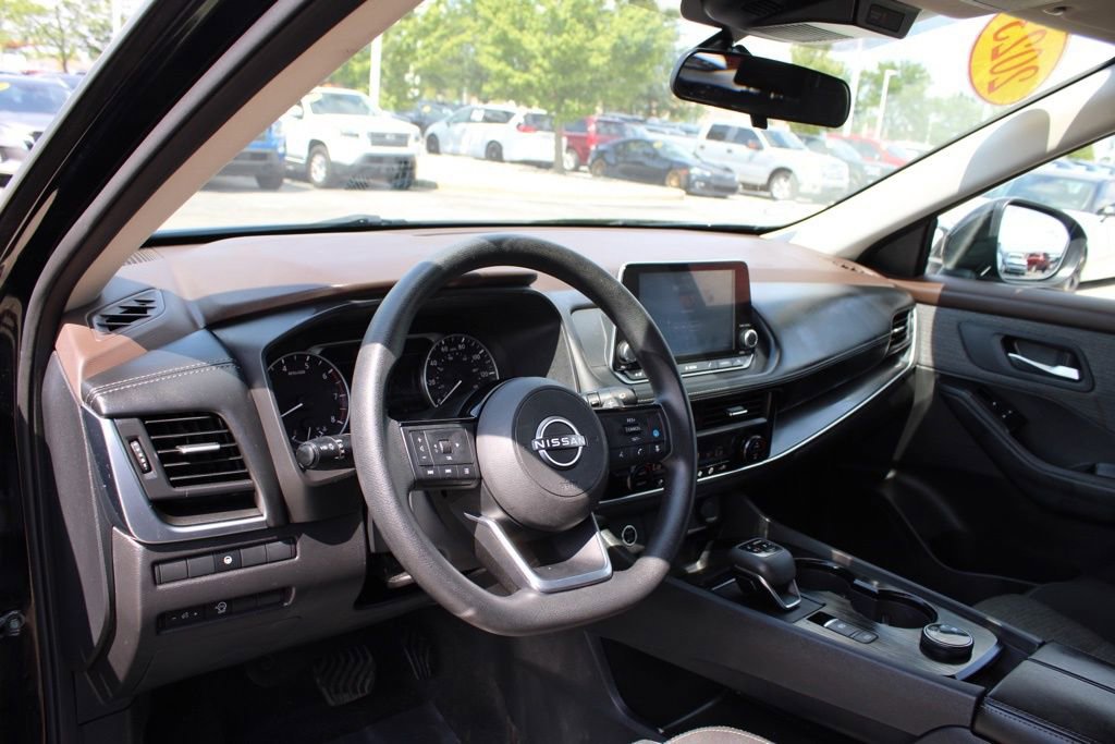 Used 2023 Nissan Rogue SV image 16