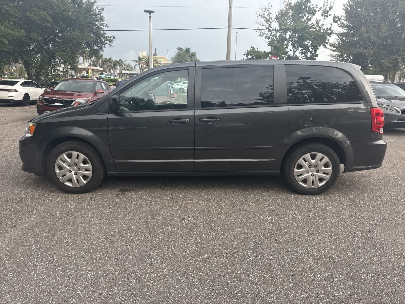Used 2017 Dodge Grand Caravan SE w/ Power Window Group FWD image 3