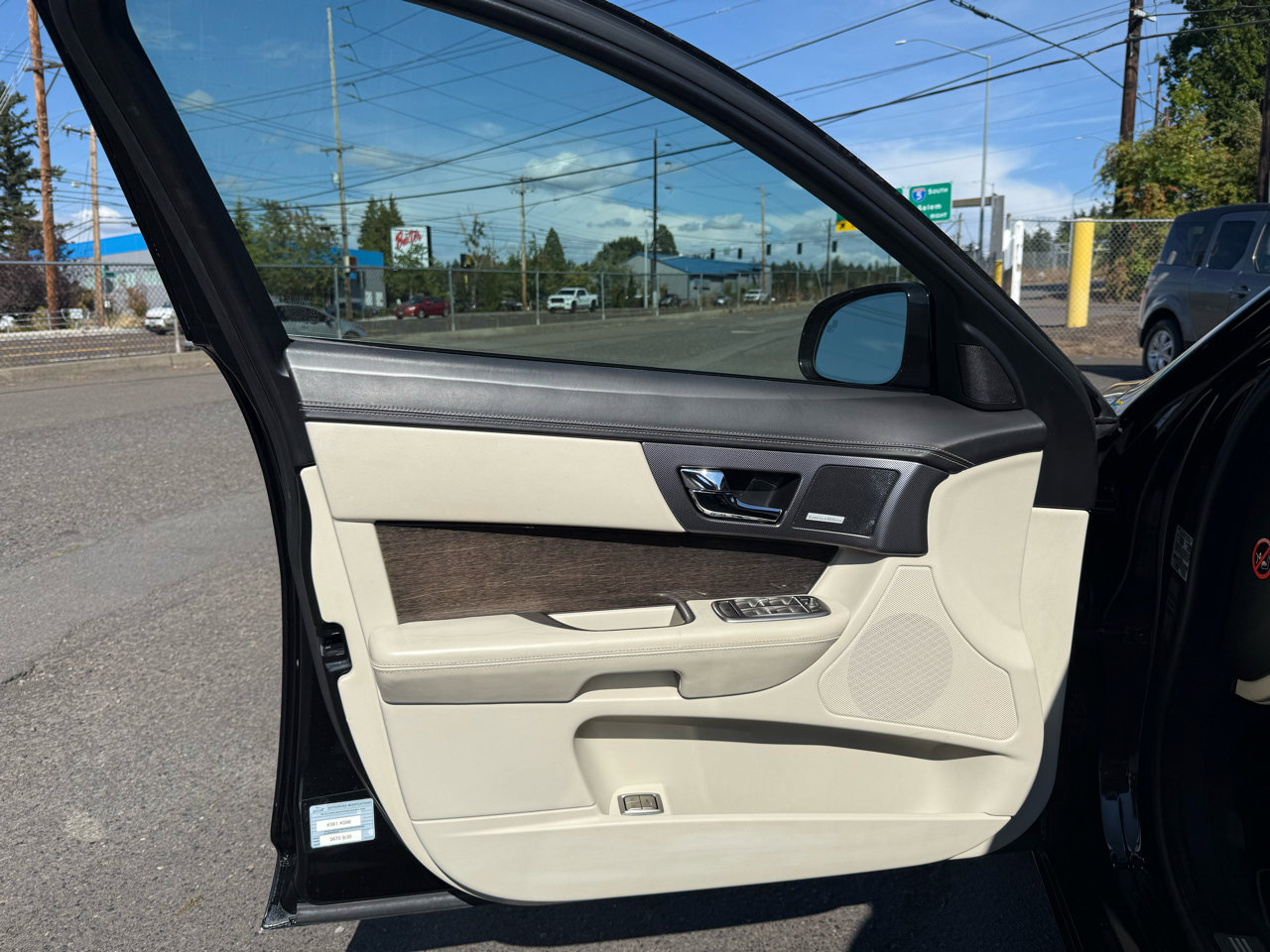 Used 2010 Jaguar XF R image 11