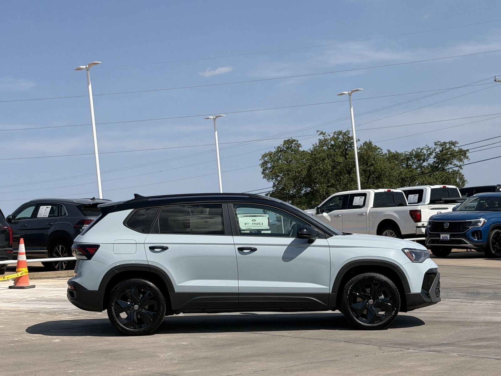 New 2026 Volkswagen Taos SE FWD image 3