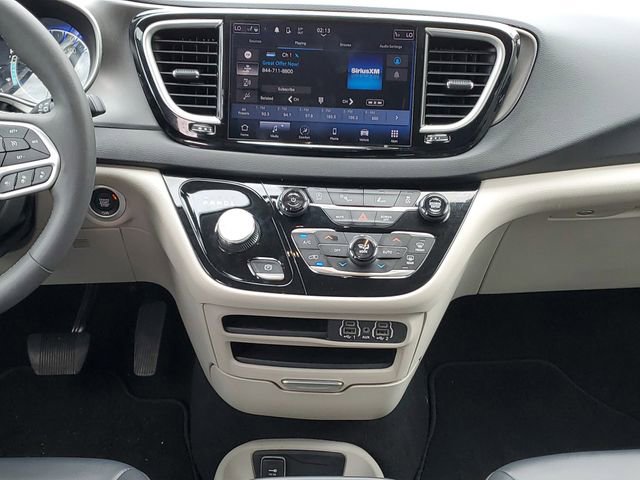 Used 2024 Chrysler Pacifica Touring-L FWD image 26