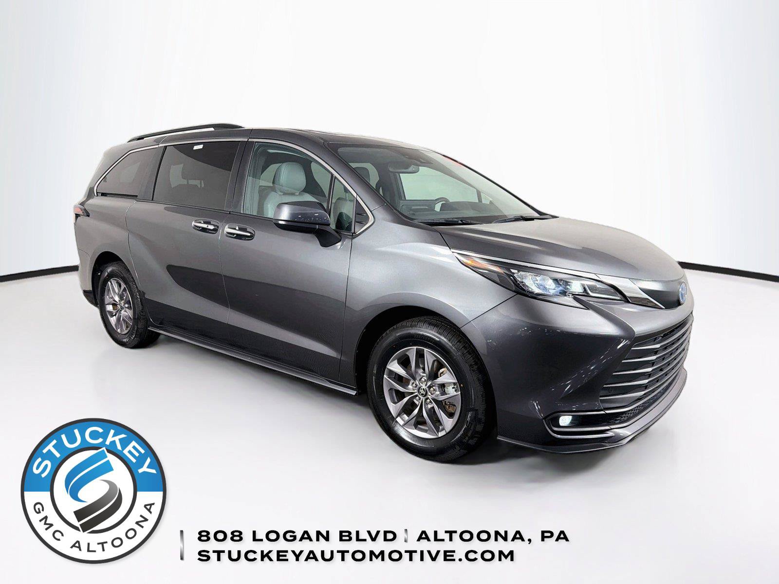 Used 2025 Toyota Sienna XLE FWD image 1