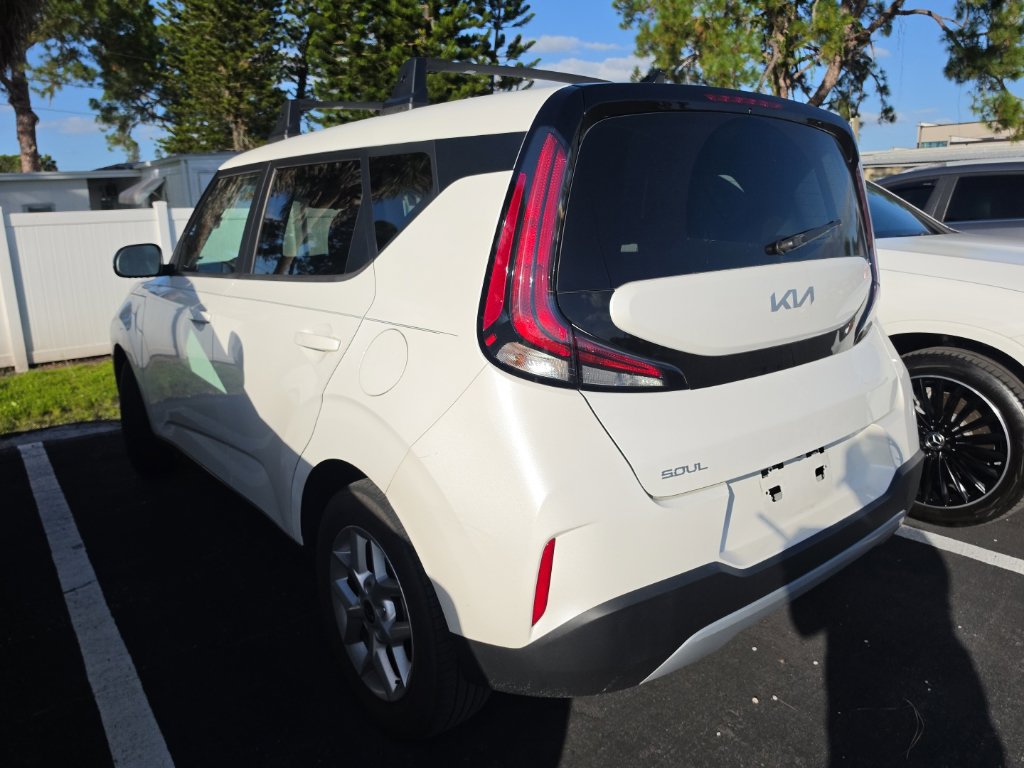 Certified 2023 Kia Soul LX w/ LX Technology Package FWD image 11