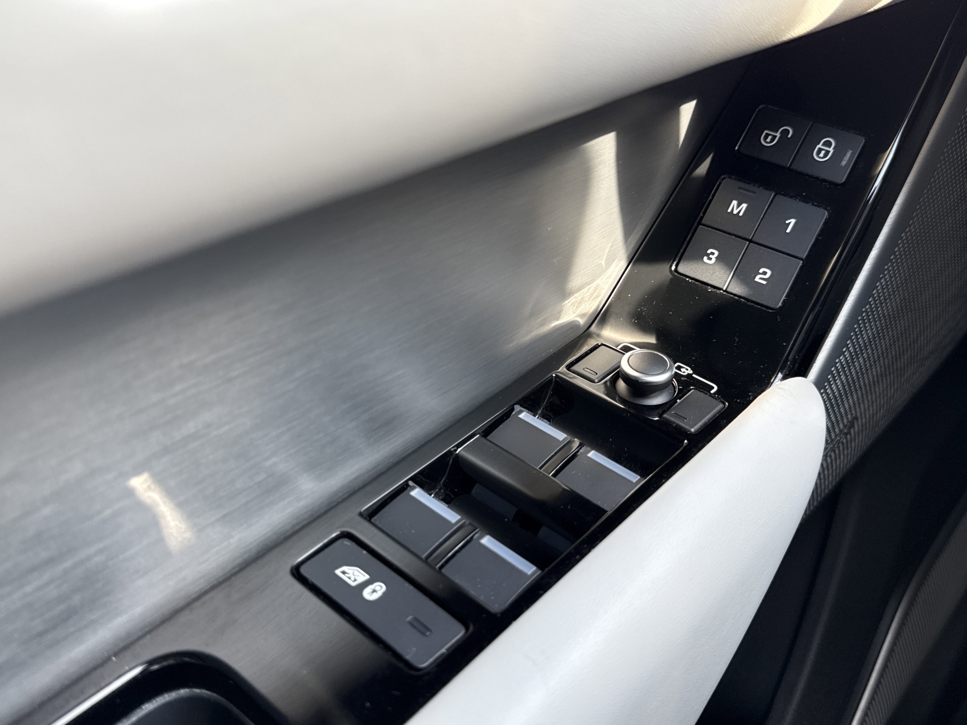 Used 2018 Land Rover Range Rover Velar R-Dynamic SE image 37