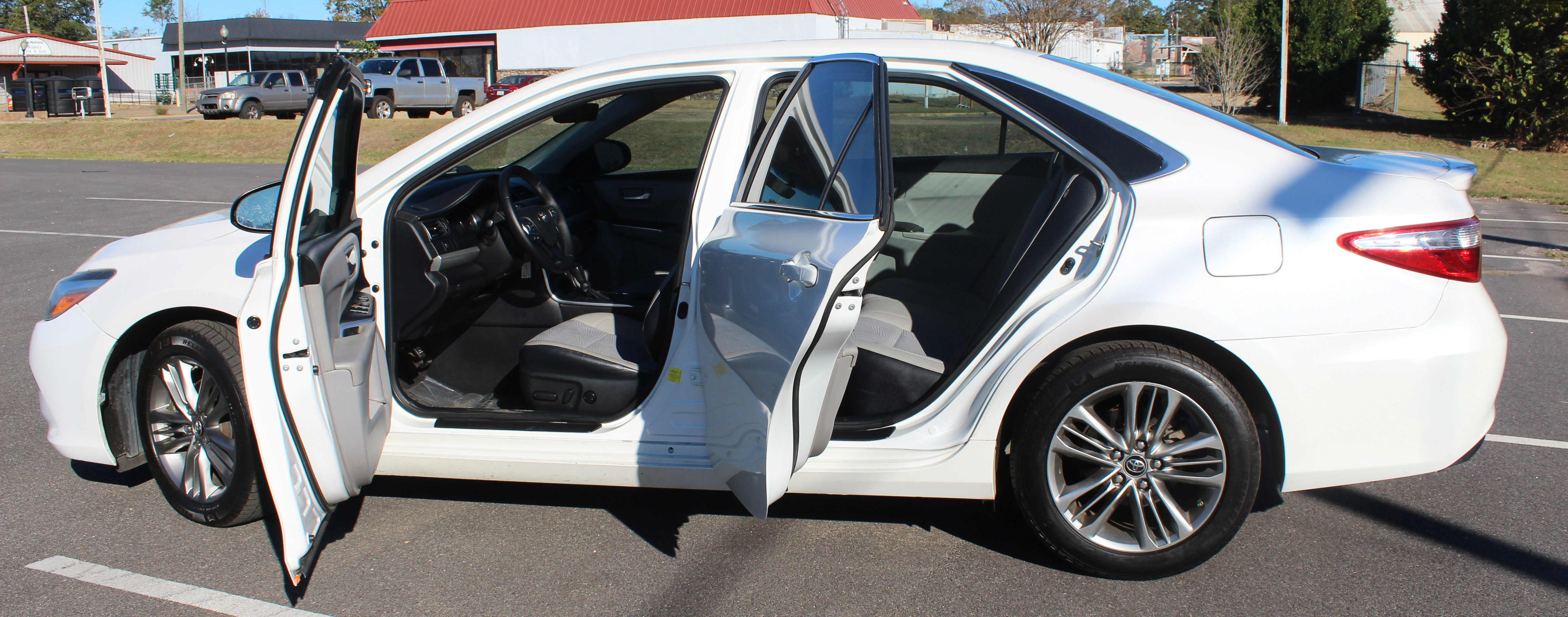 Used 2017 Toyota Camry SE w/ Moonroof Package image 6