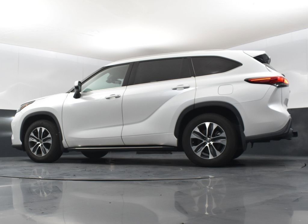 Used 2022 Toyota Highlander XLE image 13