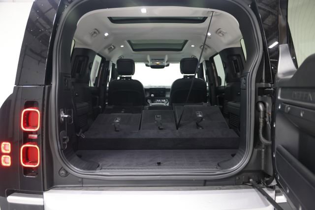 Used 2023 Land Rover Defender 130 SE image 16