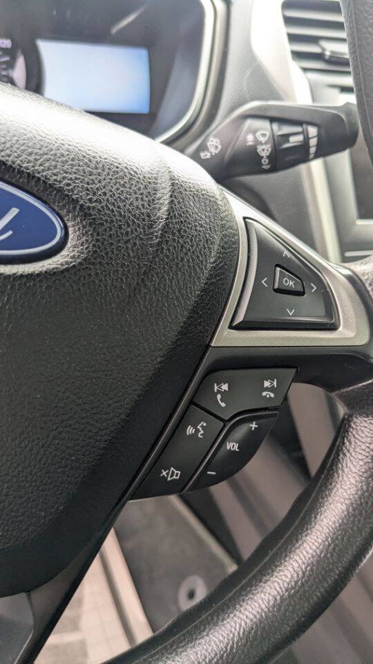 Used 2020 Ford Fusion SE image 32