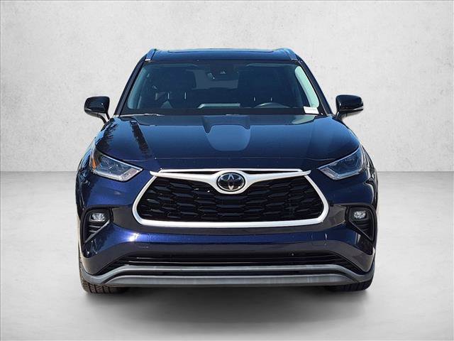 Used 2021 Toyota Highlander XLE FWD image 2
